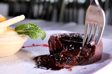 Pahalı bir restoranda servis edilen çikolatalı çilekli siyah çikolatalı tatlı. Tatlı yemek.