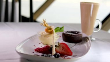 Pahalı bir restoranda servis edilen çikolatalı çilekli siyah çikolatalı tatlı. Tatlı yemek.