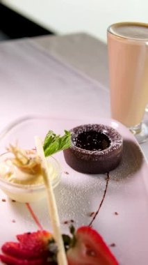 Pahalı bir restoranda servis edilen çikolatalı çilekli siyah çikolatalı tatlı. Tatlı yemek.