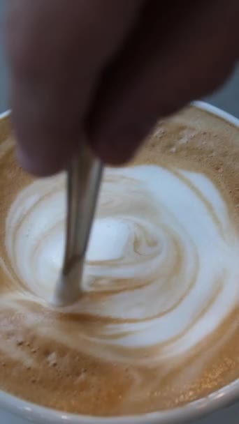 Dívka Zasahuje Lžíce Cukru Cappuccino View Top Vysoce Kvalitní Záběry — Stock video
