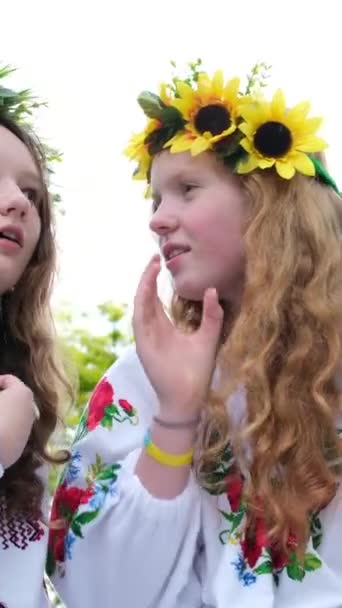 Smukke Unge Kvinder Piger Vævning Kranse Walking Griner Chatter Parken – Stock-video