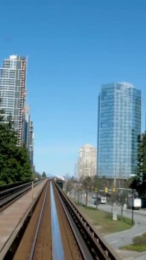 Vancouver SkyTrain, Surrey 'e giden yeni Kanada hattı. Trenler gökyüzü yolu trafiği büyük şehir hayatı rahatlık mavi gökyüzü güzel hava