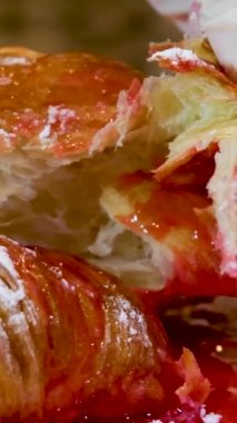 Bir kruvasan yiyorum, masada kruvasanlar var, Dolly kaygan kruvasan, çilek pudralı şeker ve şuruplu kadın eldiven yırtılıyor...