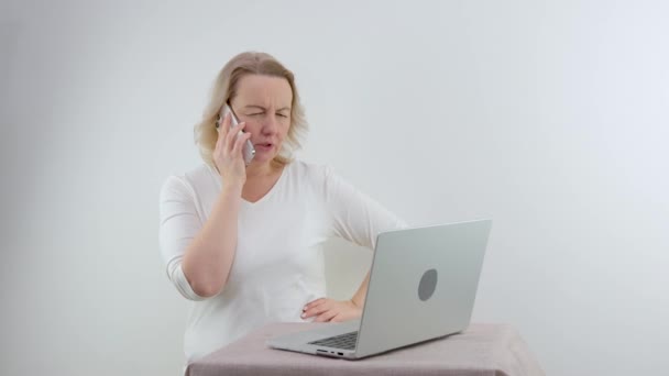 Απογοητευμένη Γυναίκα Που Έχει Πρόβλημα Εργασία Έξυπνο Τηλέφωνο Κάθεται Στο — Αρχείο Βίντεο