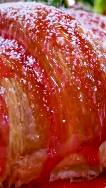 Посыпать Сахарной Пудрой Красивый Большой Вкусный Круассан Посыпанный Клубничным Сиропом — стоковое видео