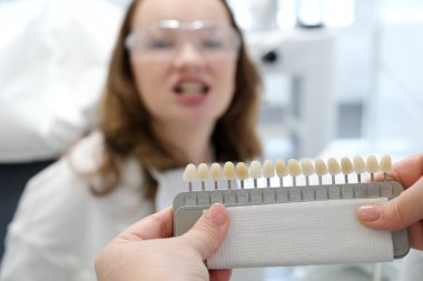 Hastanın dişlerinin beyazlığını test etmek. Yüksek kalite fotoğraf