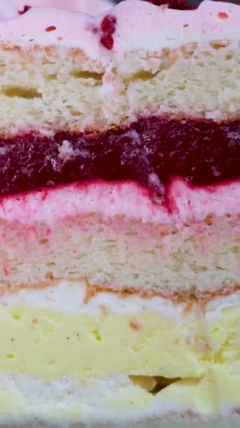 Primer Plano Pastel Fresa Rosa Girando Plato Blanco Comer Tarta — Vídeos de Stock
