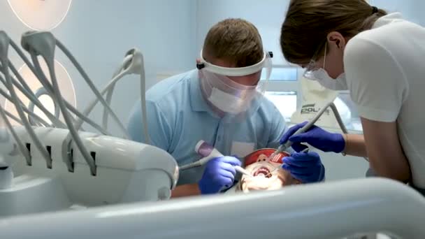 近视男性牙医黑色面罩他的面部工作 外科医生锯骨 与护士 助理一起做手术 牙科外科医生硝酸铵手套去除智齿 — 图库视频影像