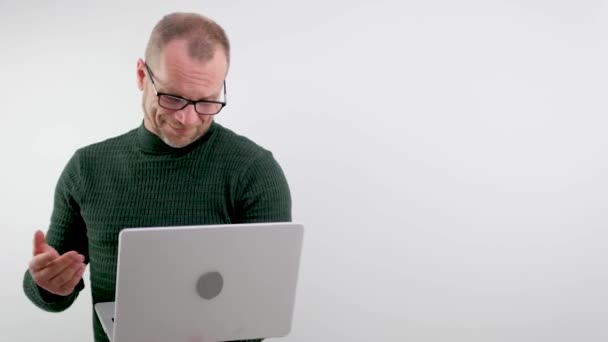 Figyelmes Üzletember Aki Laptopon Dolgozik Otthoni Irodában Férfi Profi Gépelés — Stock videók