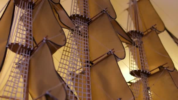 船はレストランの装飾のクローズアップ木または革の帆を帆 — ストック動画