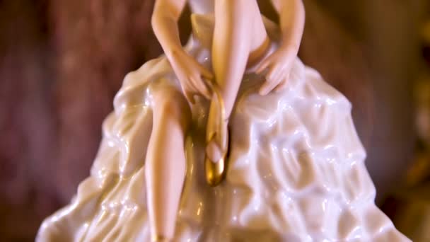 Ballerina Standbeeld Het Aantrekken Van Dansschoenen Mooie Speelgoed Vrouw Zitten — Stockvideo