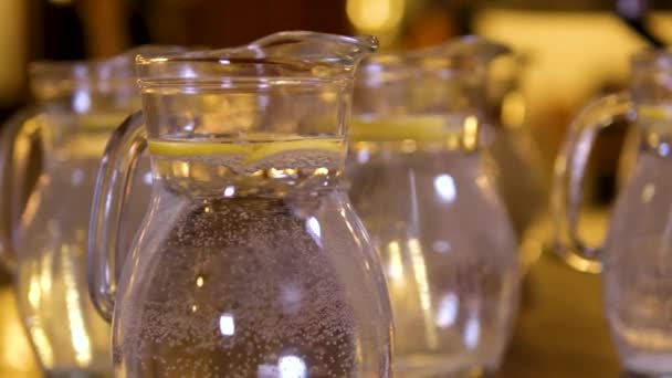 Глечик Водою Лимоном Подається Ресторані Столом Шведського Столу Багато Різних — стокове відео