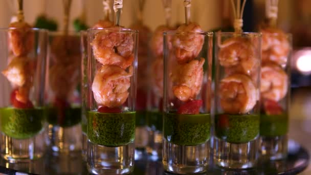 Buffet Snacks Langen Glasgläsern Caprice Salat Mit Pesto Sauce Garnelen — Stockvideo