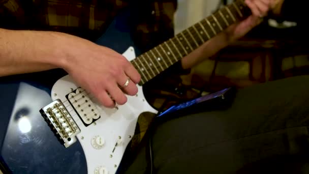 Крупный План Гитариста Играющего Синей Гитаре Маленькой Студии Высококачественные Кадры — стоковое видео