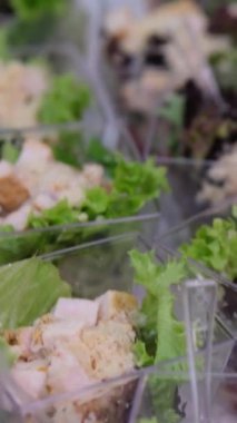 Bir iş etkinliğinde açık büfe ve atıştırmalıklar. Yemek servisi bir ziyafet veriyor, güzel ve güzel abur cuburlar konuklara servis ediliyor. Yüksek kaliteli FullHD görüntüler