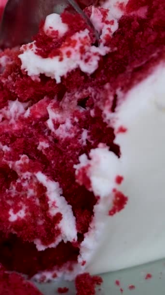 Delicioso Pastel Rojo Terciopelo Blanco Aireado Crema Rojo Poroso Pastel — Vídeos de Stock