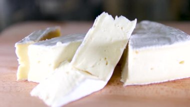 Brie peyniri. Camembert peyniri. Taze Brie peyniri ve tahtadan bir dilim fındık, bal ve yaprakla. İtalyan yemeği. Fransız peyniri.