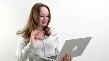 Latin kökenli liseli kız öğrenci uzaktan öğrenim öğrenim notları yazmak için dizüstü bilgisayardaki öğretmenle konuşuyor. Zoom video çağrısı öğreniliyor. özel öğretmenle video konferansı dersi. 
