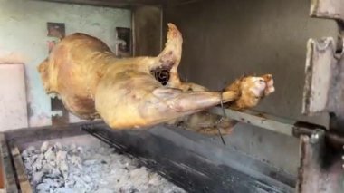 Bütün kuzuyu kömür ateşinde kızartmanın ayrıntıları. Yüksek kalite 4k görüntü