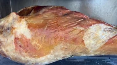 Bütün kuzuyu kömür ateşinde kızartmanın ayrıntıları. Yüksek kalite 4k görüntü