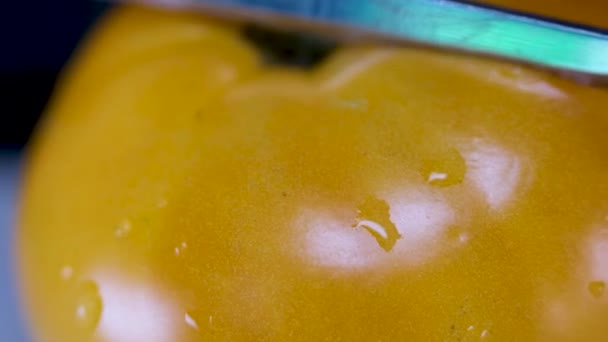 黄色いジューシーなトマトのスライス 円の回転 バックグラウンドイエロー トマト ターニング 選択的な焦点 季節の野菜について 垂直ビデオで 高品質の4K映像 — ストック動画