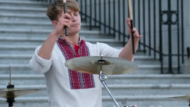 Mistrzowsko Grać Perkusji Piękny Młody Facet Europejskim Wyglądzie Ukraińskiej Haftowanej — Wideo stockowe