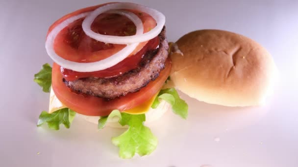 Hambúrguer Queijo Com Bacon Num Fundo Escuro Close Macro Tiro — Vídeo de Stock