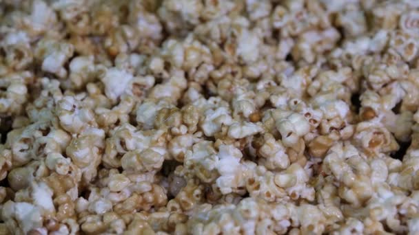 Popcorn Frisch Süße Karamelldrehungen Kinosnacks Hochwertiges Filmmaterial — Stockvideo