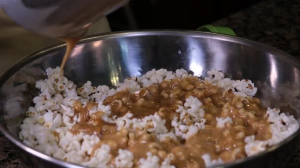 Karamell Nieselregen Über Popcorn Rustikaler Schüssel — Stockvideo
