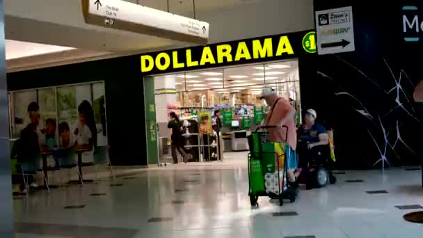 达拉玛店在商场里买东西都是为了一块钱便宜的价格收银机入口标牌上写着黄色的字母 温哥华 加拿大 — 图库视频影像
