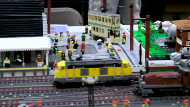 Lego Bloklarından Yapılmış Bir Şehir Evler Arabalar Tramvaylar Lego Oyuncaklarının — Stok video