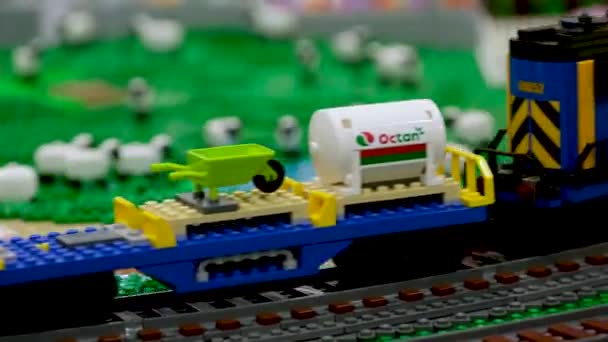 完全にレゴブロックで作られた都市は 車の街路トレインを収容します カナダバンクーバーのブロックで作られた巨大な都市の鉄道のレゴのおもちゃの実生活を閉じるビデオ映像 — ストック動画