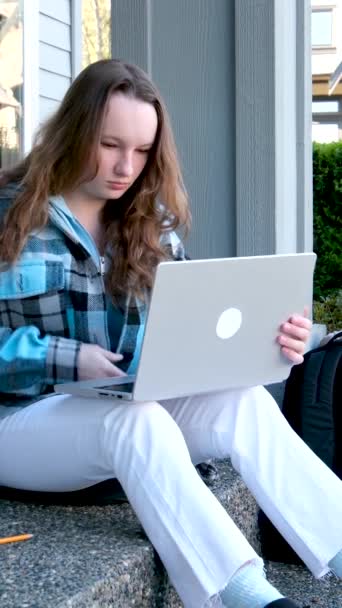 Kobieta Odzieży Wierzchniej Długimi Włosami Siedząca Schodach Korzystająca Laptopa Podczas — Wideo stockowe