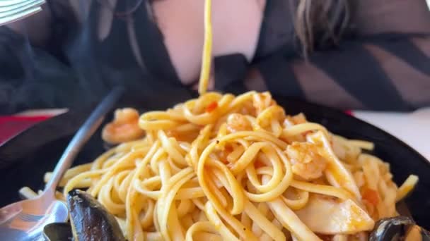 Młoda Nastolatka Mokrymi Włosami Makaron Spaghetti Ciągnąć Spaghetti Ust Plaża — Wideo stockowe
