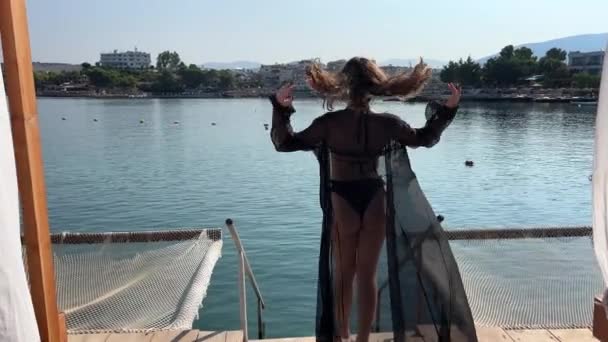 Seorang Gadis Cantik Dalam Sebuah Pareo Hitam Memasuki Air Albania — Stok Video