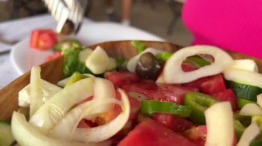 İki çatalla salatayı bol domatesli sebzelerle karıştırıyor, baharat ve yağlar eşit olarak dağıtılıyor. Yüksek kalite 4k görüntü