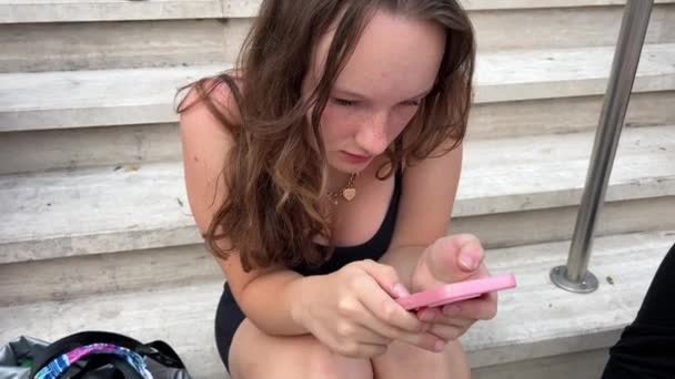 Νεαρή Κοπέλα Κάθεται Άλλους Μαθητές Στα Σκαλοπάτια Και Παίζει Στο — Αρχείο Βίντεο