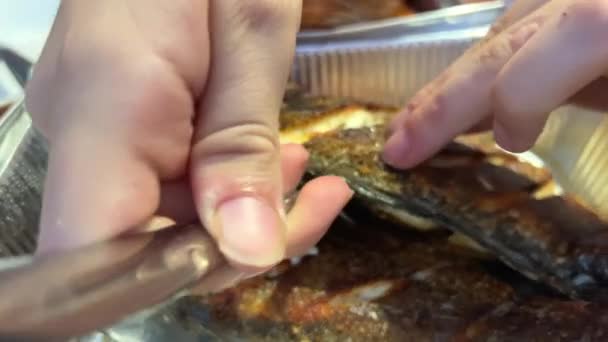 Dorado Fisk Stekt Stekpanna Överföra Läckra Skaldjur Från Leveransbehållaren Till — Stockvideo