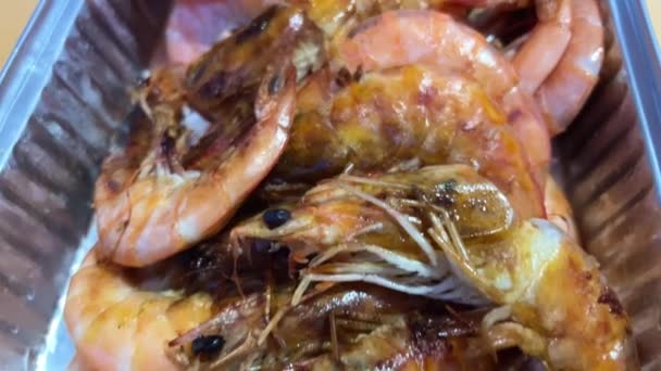 Beaucoup Grosses Crevettes Fraîchement Congelées Sur Glace Dans Récipient Fer — Video
