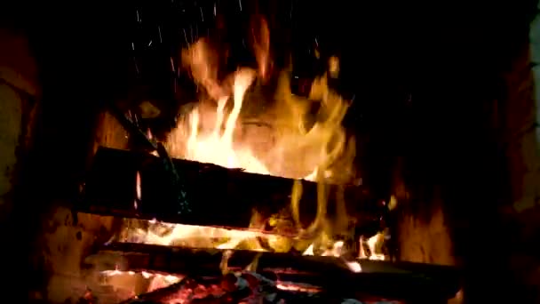 火と石炭で焦点を当てた火災は 暗い背景に燃えている ポーカーやスティックで 火が燃えるように石炭に触れます 抽象的な背景 高品質の4K映像 — ストック動画
