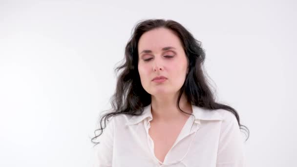 Nachdenkliche Unzufriedene Strenge Frau Weißem Hemd Und Schwarzem Haar Lachte — Stockvideo