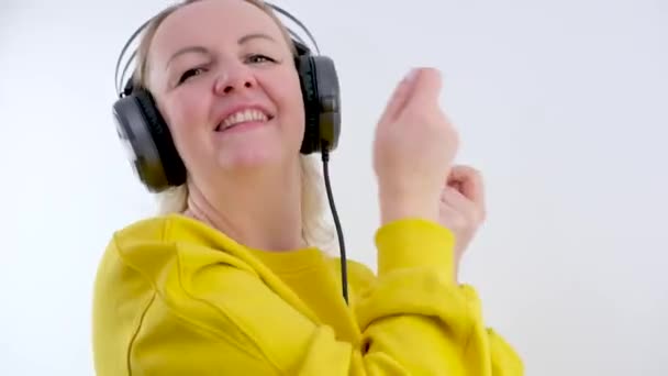 Echtzeit Echte Menschen Frau Tanzen Musik Mit Kopfhörern Mittleren Alters — Stockvideo