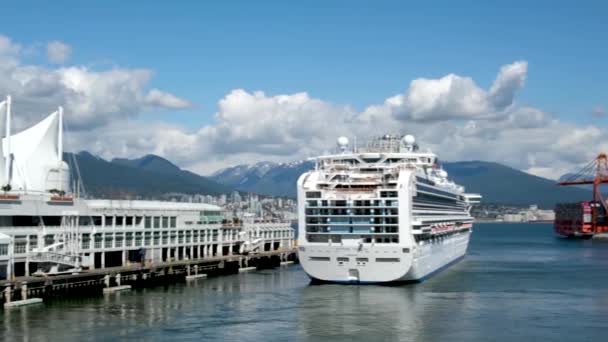 Princess Cruises Sapphire Princess London Liner Canada Place Velas Blancas — Vídeo de stock