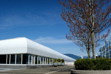 Kanada şehir merkezindeki Vancouver 'ın çeşitli tanınabilir yerleri ve eğlenceleri, insanların ilkbaharda, güzel havalarda, şehir merkezindeki mavi gökyüzü binalarını temizleyebilecekleri yerlere park eder. Gökdelenler 