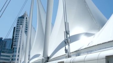 Kanada şehir merkezindeki Vancouver 'ın çeşitli tanınabilir yerleri ve eğlenceleri, insanların ilkbaharda, güzel havalarda, şehir merkezindeki mavi gökyüzü binalarını temizleyebilecekleri yerlere park eder. Gökdelenler 