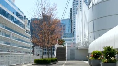 Kanada şehir merkezindeki Vancouver 'ın çeşitli tanınabilir yerleri ve eğlenceleri, insanların ilkbaharda, güzel havalarda, şehir merkezindeki mavi gökyüzü binalarını temizleyebilecekleri yerlere park eder. Gökdelenler 