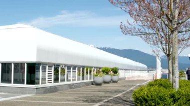 Kanada şehir merkezindeki Vancouver 'ın çeşitli tanınabilir yerleri ve eğlenceleri, insanların ilkbaharda, güzel havalarda, şehir merkezindeki mavi gökyüzü binalarını temizleyebilecekleri yerlere park eder. Gökdelenler 