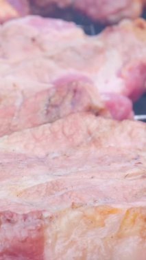 Izgarada ızgara ızgara ızgara ızgara ızgara ızgara ızgara ızgarada ızgara biftekler hazır. Yüksek kalite fotoğraf