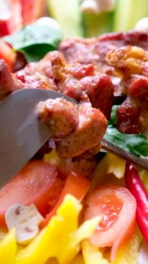 Aşçı, şiş kebabı ahşap bir 4K görüntüyle çıkarır. Düzenleme, renk derecelendirme ve not verme için harika. Dikey video. Yüksek kalite 4k görüntü