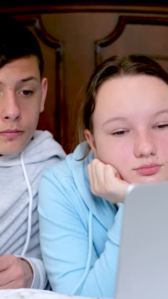 Nastolatki Pokoju Pobliżu Komputera Oglądać Film Razem Spędzają Czas Pierwszej — Wideo stockowe
